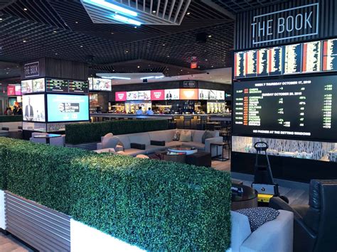 Free Drinks in Vegas: How to Get Them & What to Order (& best places to.